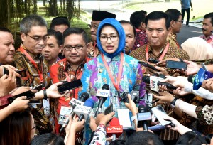 Wali Kota Tangsel Airin menjawab pertanyaan wartawan usai bertemu Presiden di Istana Kepresidenan Bogor, Jawa Barat, Senin (23/7). (Foto: Humas/Rahmat). 