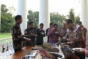 Presiden Jokowi mengajak para Bupati menikmati sate, di Istana Kepresidenan Bogor, Jabar, Kamis (5/7) sore. (Foto: OJI/Humas)