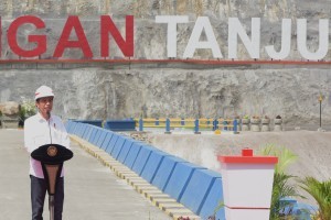 President Jokowi delivers his remarks at the inauguration of Tanju Dam, in Dompu Regency, West Nusa Tenggara, Monday (30/7) afternoon. (Photo: Oji/ PR Division)