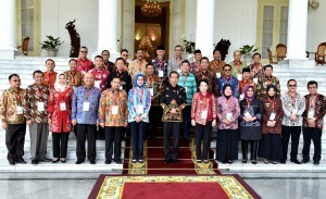 Presiden Jokowi berfoto bersama para walikotayang hadir di Istana Kepresidenan Bogor, Jabar, Senin (23/7) pagi. (Foto: RAHMAT/Humas)