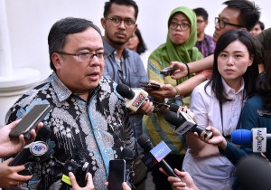 Kepala Bappenas menjawab pertanyaan wartawan usai Sidang Kabinet Paripurna, di Istana Kepresidenan Bogor, Jabar, Rabu (18/7). (Foto: Humas/Agung). 