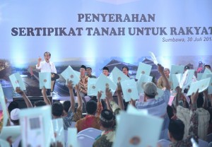 Presiden Jokowi penyerahan 1.037 sertifikat tanah kepada warga Sumbawa dan sekitarnya, di Gedung Olahraga Mampis Rungan, Sumbawa, NTB, Senin (30/7). (Foto: Humas/Nia)