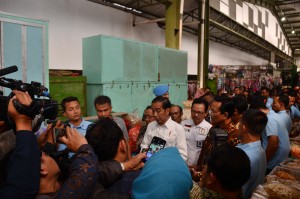 Presiden Jokowi saat meninjau Pasar Kranggan, Yogyakarta, Rabu (25/7). (Foto: Humas/Fitri). 