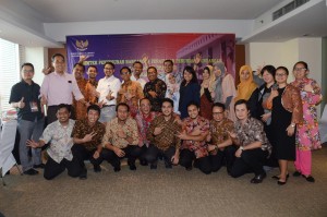 Deputi Bidang Administrasi berfoto bersama peserta dalam penutupan acara Bimtek Legislative Drafting "Kebijakan dan Regulasi" di Hotel Alila, Pecenongan, Jakarta Pusat, Jumat (27/7) sore. (Foto: Humas/Oji)