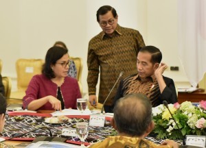 President Jokowi and a number of Ministers in a Limited Meeting at the Bogor Presidential Palace, West Java, on Monday (9/7). (Photo by: Rahmat/Public Relations Division)