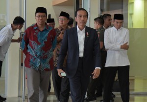 Presiden Jokowi disambut Gubernur NTB TGH Zainul Majdi saat tiba di Bandara Sultan Muhammad Kaharuddin III, Sumbawa, Minggu (29/7) sore. (Foto: NIA/Humas)