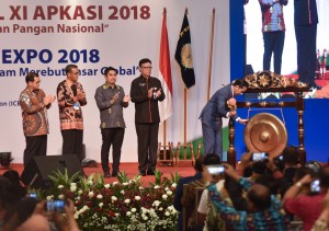 Presiden Jokowi memukul gong tanda pembukaan Rakernas XI APKASI 2018, di ICE Serpong, Tangsel, Banten, Jumat (6/7) pagi. (Foto: Agung/Humas)
