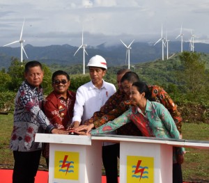 Presiden meresmikan PLTB di Kabupaten Sidrap, Provinsi Sulawesi Selatan, Senin (2/7). (Foto: BPMI)