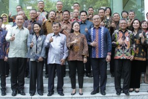 Wapres didampingi menteri terkait dan para sponsor berfoto bersama usai penandatanganan kesepakatan dukungan untuk Asian Games 2018 di Kantor Presiden, Jumat (6/7). (Foto: Humas Kemenko PMK)