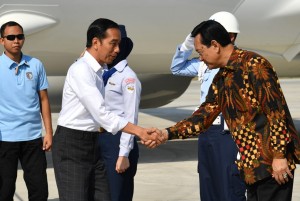 Presiden Jokowi tiba di Yogyakarta disambut Gubernur Sultan Hamengkubowo X, Rabu (25/7). (Foto: BPMI)