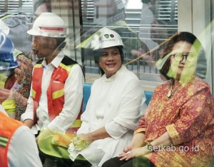 Presiden Jokowi didampingi Ibu Negara menaiki LRT di Palembang, Sumsel, Jumat (13/7) (Foto: Humas/Dindha)