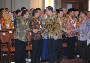 Presiden Jokowi menyalami para kepala daerah yang hadir dalam acara Rakornas Pengendalian Inflasi Tahun 2018, di Jakarta, Kamis (26/7). (Foto: Humas/Jay). 