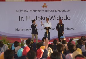 Presiden Jokowi saat bertemu civitas akademika Universitas Teknologi Sumbawa, Sumbawa, Nusa Tenggara Barat (NTB), Senin (30/7). (Foto: Humas/Nia)