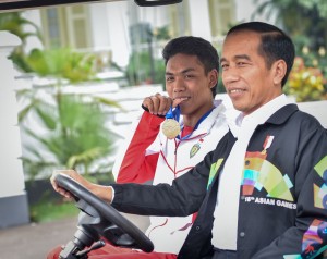 Jokowi) dan diajak berkeliling Istana Kepresidenan Bogor dengan menaiki mobil golf, Rabu (18/7). (Foto: Humas/Agung)