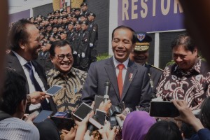 Presiden menjawab pertanyaan wartawan usai mengikuti acara Partai Nasdem di Jakarta, Senin (16/7). (Foto: Humas/Oji)