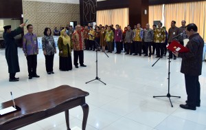 Seskab saat melantik pejabat tinggi madya Sekretariat Kabinet dilaksanakan di aula Gedung III Kementerian Sekretariat Negara (Kemensetneg), Jakarta, Kamis (12/7). (Foto: Humas/Rahmat)