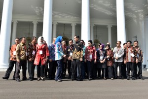 Presiden Jokowi bersama para Wali kota usai pertemuan sesi pertama di Istana Kepresidenan Bogor, Jawa Barat, Senin (23/7). (Foto: Humas/Rahmat). 