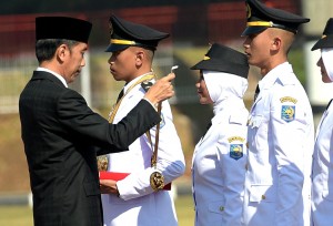 Presiden saat menjadi Inspektur Upacara pada Pelantikan 1.456 calon Pamong Praja Muda angkatan XXV lulusan tahun 2018 di IPDN Jatinangor, Sumedang, Jawa Barat, Jumat (27/7). (Foto: Humas/Rahmat)