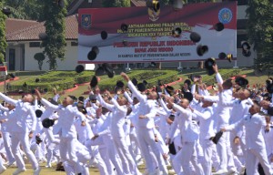 Para Pamong Praja Muda angkatan XXV lulusan tahun 2018 di IPDN Jatinangor, Sumedang, Jawa Barat, Jumat (27/7). (foto: Humas/Rahmat)