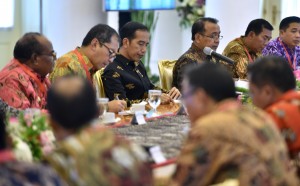 Presiden Jokowi didampingi Mensesneg saat menghadiri sesi kedua pertemuan dengan para wali kota, di Istana Kepresidenan Bogor, Jabar, Senin (23/7) siang. (Foto: Rahmat/Humas)