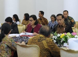 Menkeu Sri Mulyani Indrawati saat rapat terbatas yang dipimpin oleh Presiden Jokowi, di Istana Kepresidenan Bogor, Senin (9/7) sore. (Foto: Koleksi Pribadi Sri M)