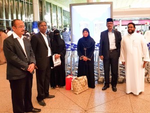 Dubes RI di Riyadh, Agus Maftuh Abegebriel (berpeci), melepas kepulangan Nurkoyah, di Bandara Dammam menjelang terbang ke Indonesia, Selasa (3/7). (Foto: KBRI Riyadh).