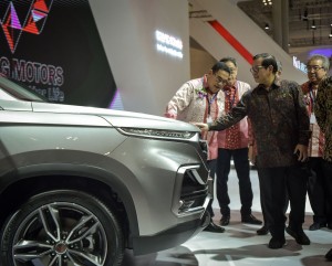 Seskab turut mengamati mobil yang dipamerkan dalam Presiden saat membuka acara Gaikindo Indonesia Internasional Auto Show (GIIAS) ke-26 di ICE BSD, Tangerang, Banten, Kamis (2/8). (Foto: Humas/Agung)