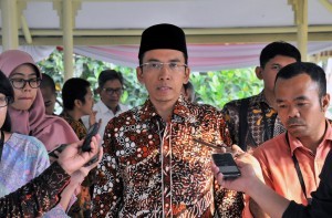 West Nusa Tenggara Governor TGB Zainul Majdi responds to reporters questions after a Limited Meeting, at the Presidential Office, Jakarta, Friday (10/8). (Photo by: Jay/Public Relations Division)