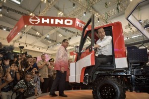 President Jokowi tries a car at the 26th Gaikindo Indonesia Internasional Auto Show (GIIAS), at ICE BSD, Tangerang, Banten, Thursday (2/8). (Photo: PR/Agung)