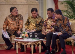 Menteri PPN/Kepala Bappenas Bambang Brodjonegoro (paling kanan) berbincang dengan sejumlah menteri sebelum sidang kabinet paripurna, di Istana Negara, Jakarta, Selasa (7/8) pagi. (Foto: AGUNG/Humas)