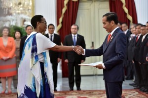 President Jokowi receives a letter of credence of Burundi Ambassador Stella Budiriganya at the Presidential Palace, Jakarta, Monday (8/13). (Photo by: Jay/Public Relations Division)