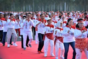 President Jokowi and First Lady Ibu Iriana among the participants of poco-poco dance to break the Guinness World Record at National Monument (Monas) area, Central Jakarta, Sunday (5/8) (Photo: PR Division/ Agung)