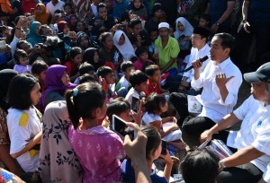President Joko Widodo has a dialogue with quake-affected residents.