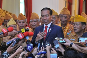Presiden Jokowi menjawab wartawan usai mengukuhkan anggota Dewan Pimpinan Pusat dan Dewan Pertimbangan Pusat LVRI Masa Bakti 2017-2022, di Istana Negara, Jakarta, Jumat (10/8) siang. (Foto: JAY/Humas)