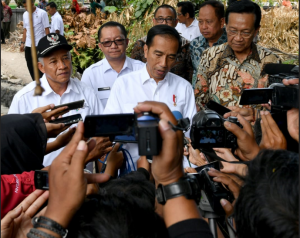 Presiden Jokowi menjawab wartawan usai meninjau proyek Dana Desa, di Desa Sendangtirto, Kabupaten Sleman, DIY, Rabu (29/8) siang. (Foto: BPMI Setpres)