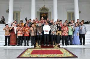 President Jokowi poses with regents who attend the meeting at Bogor Presidential Palace Istana in Bogor, West Java, Tuesday (31/7). (Photo by: Rahmat/Public Relations Division)