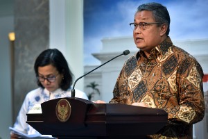 Gubernur BI Perry Warjiyo menyampaikan keterangan pers usai rapat terbatas di Kantor Presiden, Jakarta, Selasa (14/8) sore. (Foto: AGUNG/Humas)