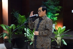 Seskab saat memberikan sambutan pada pelantikan 66 pejabat di lingkungan Sekretariat Kabinet, di Gedung III Kemensetneg, Jakarta, Selasa (14/8). (Foto: Humas/Agung)