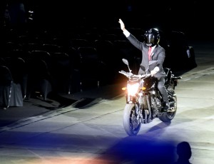 Presiden dengan mengendarai motor saat tiba di lokasi acara pembukaan Asian Games XVIII Tahun 2018, Sabtu (18/8) malam. (Foto: Humas/Rahmat).