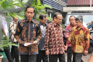 Presiden Jokowi didampingi Ketua KWI Mgr. Suharyo sebelum menyampaikan keterangan pers, di Kantor Pusat KWI, Jakarta, Jumat (24/8) pagi. (Foto: JAY/Humas)