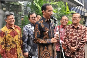 Presiden Jokowi didampingi Ketua KWI, Mensesneg, dan Seskab menyampaikan keterangan pers, di kantor pusat KWI, Jakarta, Jumat (24/8) pagi. (Foto: JAY/Humas)