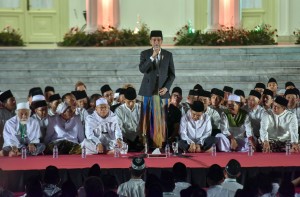 Presiden memberikan sambutan dalam acara Zikir dan Doa menyambut HUT ke-73 RI di Halaman depan Istana Merdeka Jakarta, Rabu (1/8) malam. (Foto: Humas/Jay). 