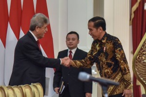Presiden Jokowi menerima kunjungan Ketua Komite Olimpiade Palestina Jibril Mahmoud Muhammad Rajoub, di Istana Merdeka, Jakarta, Selasa (21/8). (Foto: Humas/Oji). 