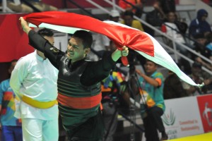 Pesilat Aji Bangkit Pamungkas merayakan kemenangan meraih medali emas meraih medali emas nomor seni tunggal putri Asian Games 2018, yang digelar di Padepokan Silat TMII, Jakarta, Senin (27/8). (Foto: Humas/Jay).