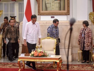 Seskab Pramono Anung mendampingi Presiden Jokowi sebelum memulai Sidang Kabinet Paripurna, di Istana Negara, Jakarta, Selasa (7/8) pagi. (Foto: AGUNG/Humas)