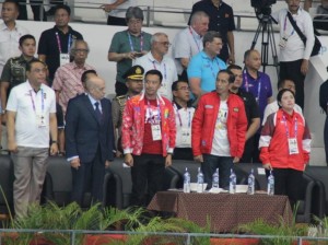 Presiden Jokowi didampingi Menko PMK, Menpora, dan Chef de Mission menyaksikan lomba renang Asian Games 2018, di venue akuatik, di Kompleks Olahraga Gelora Bung Karno, Jakarta, Senin (20/8) malam. (Foto: NIA/Humas)