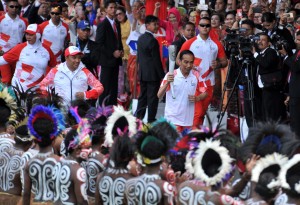 Presiden berlari membawa obor Asian Games XVIII di gerbang pintu Istana Merdeka, Jumat (17/8). (Foto: Humas/Deni). 