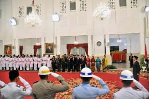 Presiden Jokowi mengukuhkan Pasukan Pengibar Bendera Pusaka (Paskibraka) Tahun 2018, di Istana Negara, Jakarta, Rabu (15/8) siang. (Foto: JAY/Humas)