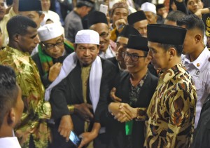 Presiden Jokowi menyalami peserta Pendidikan Kader Ulama (PKU) XII, di Bogor, Jawa Barat, Rabu (8/8/2018) (Foto: Anggun/Humas)