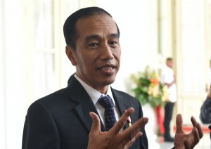 Presiden Jokowi menjawab wartawan mengenai penanganan korban gempa Lombok, d Istana Merdeka, Jakarta, Senin (20/8) siang. (Foto: OJI/Humas)